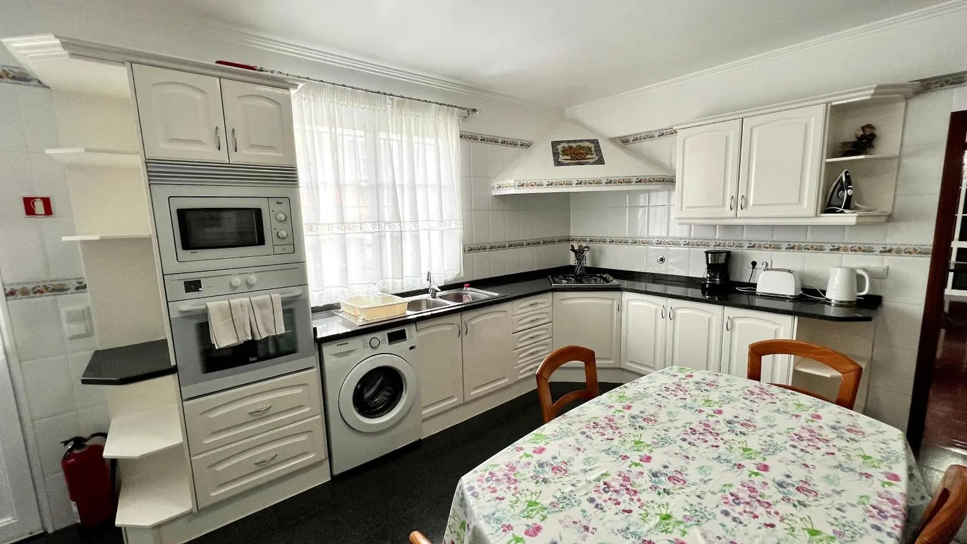 Classic Tranquil Madeiran 4-Bedroom Villa Funchal