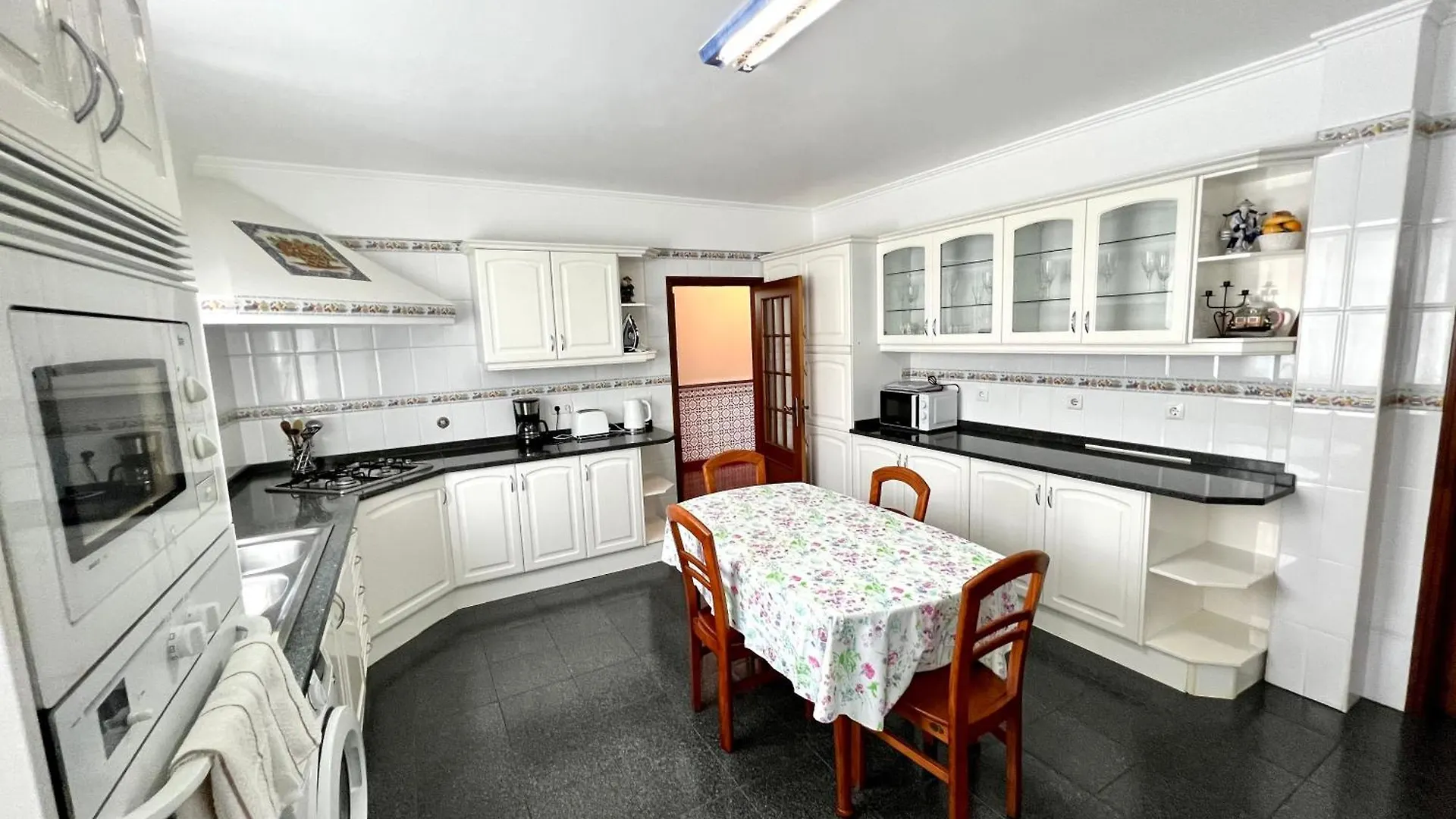 Classic Tranquil Madeiran 4-Bedroom Villa Funchal  Φουνκάλ